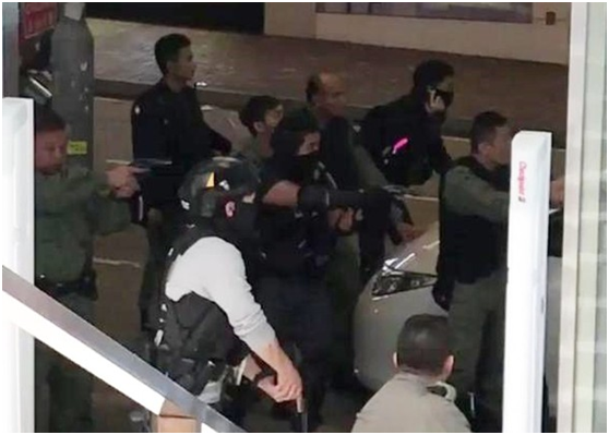 香港男子闯入运钞车被反锁车内 警员持枪包围“瓮中捉鳖”