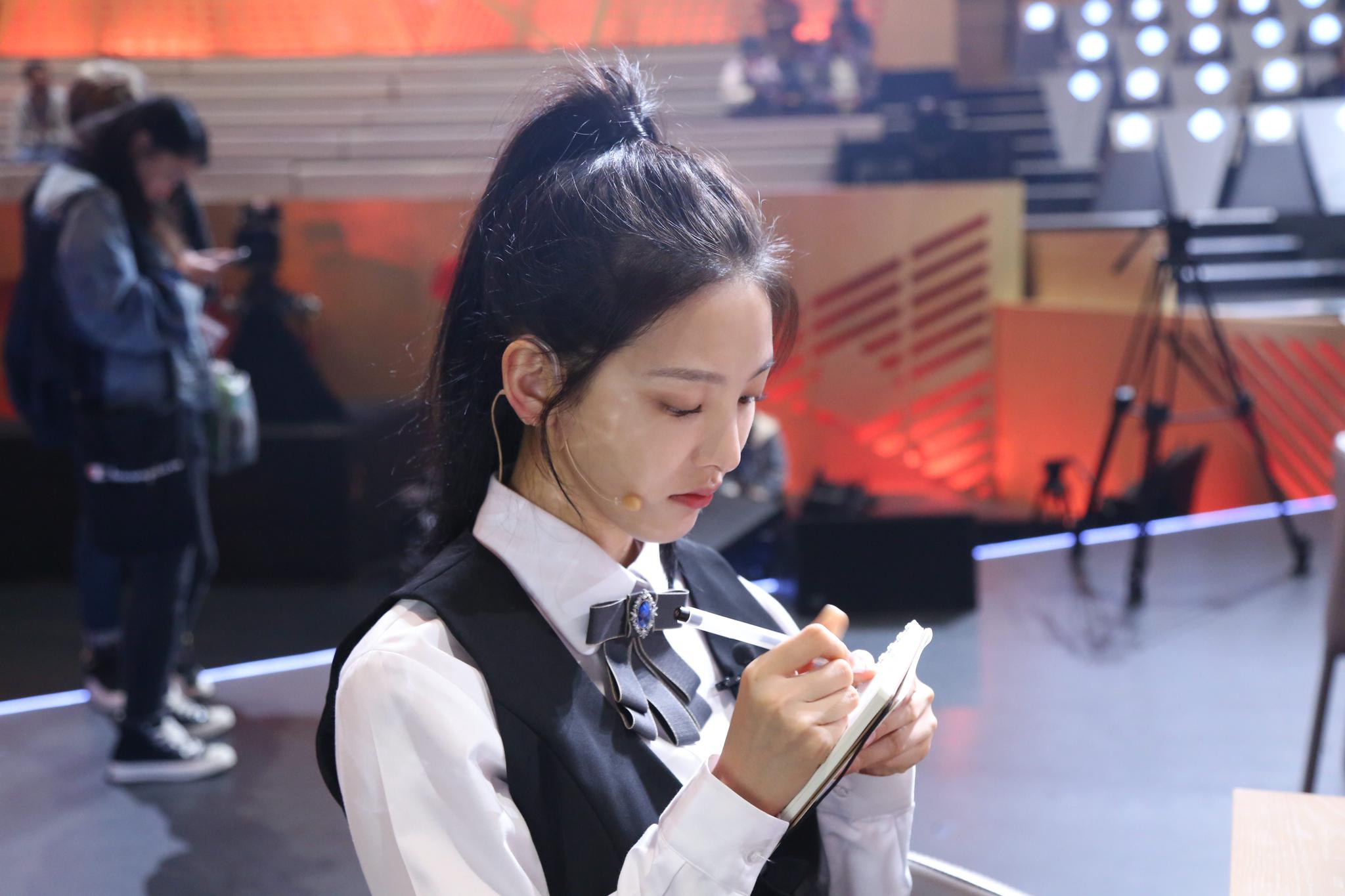 章若楠综艺首秀助演《调音师》获赞"最美服务员"