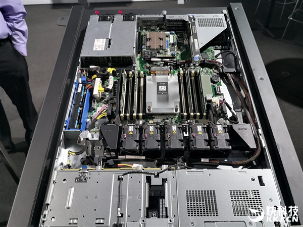 AMD二代霄龙秀肌肉：庞大软硬件生态集中演示