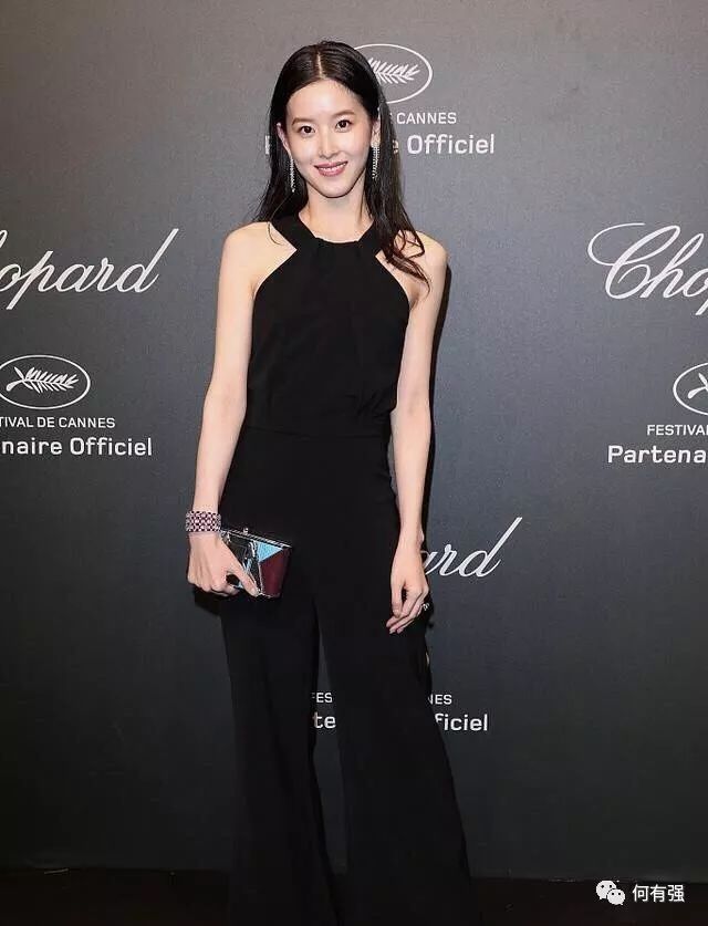 章泽天26岁超有女人味,一袭黑色的look衣服套装,穿出"