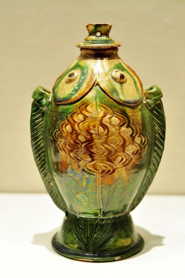 唐三彩　珍品　 唐三彩是唐代瓷器中的精華，更是我國瓷器的珍品。