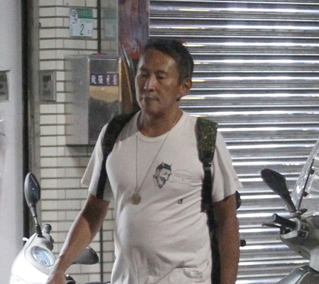 钮承泽性侵丑闻风波后爆肥现身，挺酒肚做鬼脸心情放松