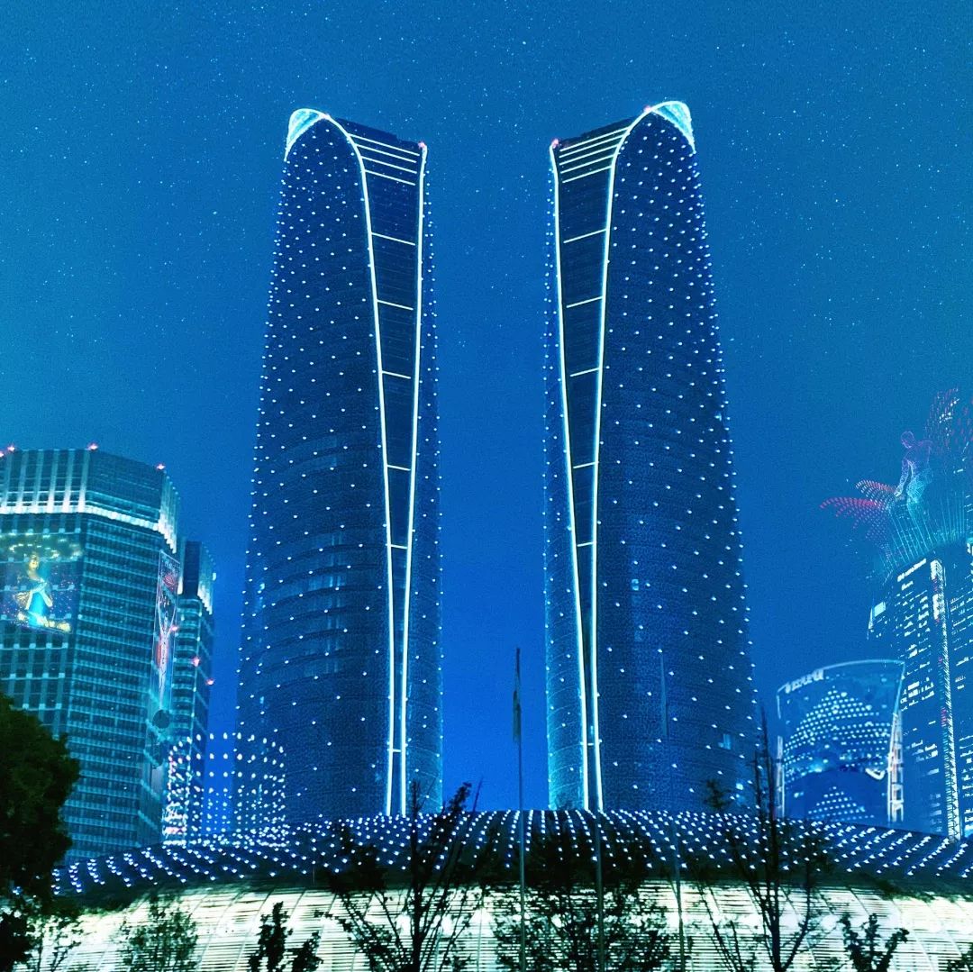 又或者是天府国际金融中心,世纪城和环球中心,全都笼罩在一股浓烈赛博