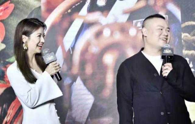 38岁主持人涂经纬晒近照，笑容满面大长腿吸睛