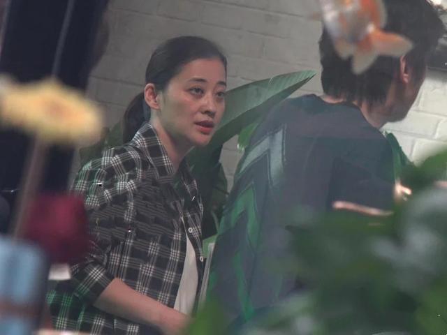 44岁梅婷现身拍戏：老态明显 撞脸60岁倪萍