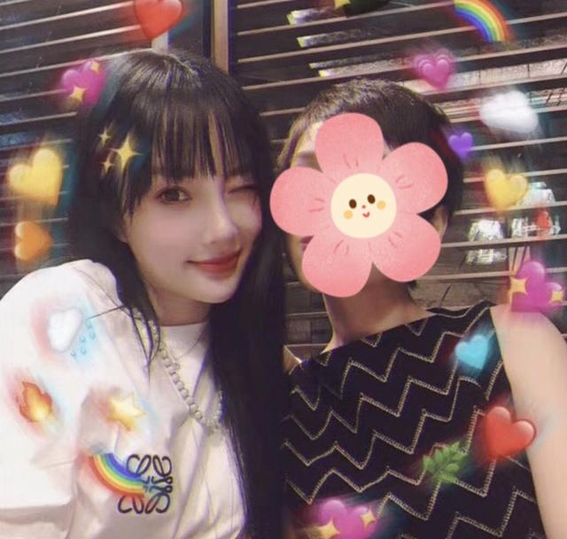 李小璐带女儿聚会 6岁甜馨长发披肩很乖巧