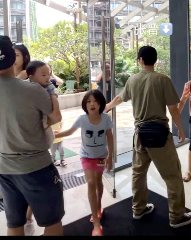 网友偶遇蔡少芬一家四口 “娘娘”穿孕妇裙四肢纤细仅腹部隆起