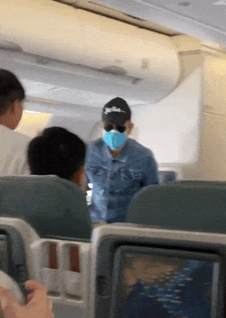 刘德华携妻女返港，一家带超10件行李，多名保镖护送阵势太大