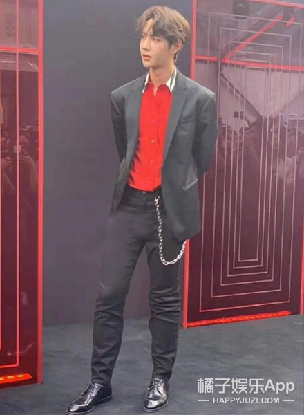 这操作要是换成女明星早被骂上热搜了吧？