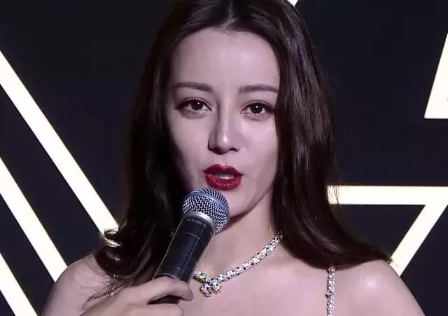 27岁迪丽热巴现身星光大赏无美颜镜头放大10倍后皮肤状态真实