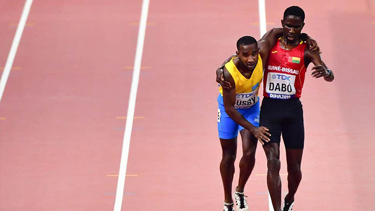 运动员放弃比赛帮对手 多哈世锦赛这一幕太感