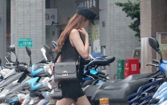林志玲夫妇穿情侣装合体露面，AKIRA腿受伤仍接送老婆很体贴