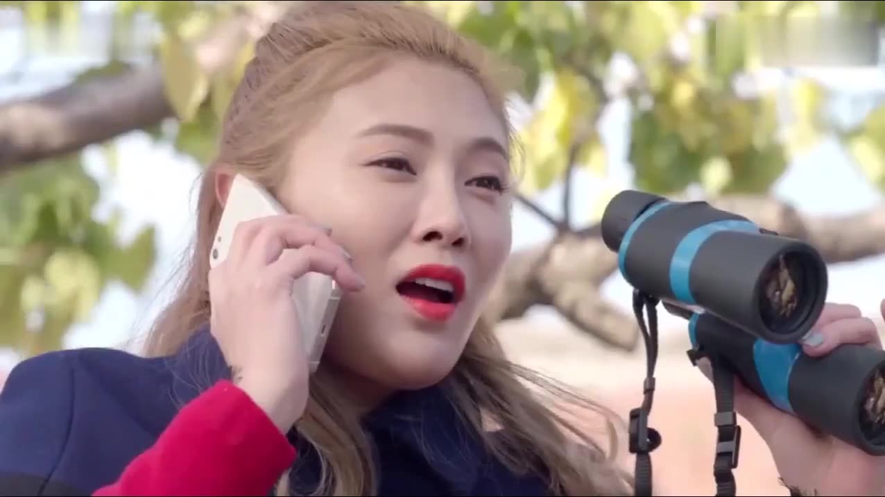 爆笑剧:妻子打电话查岗,丈夫全程撒谎,却不知妻