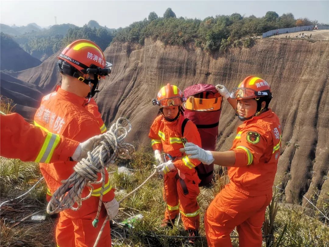 游客为捡无人机坠崖，郴州消防、山地救援索降60米施救