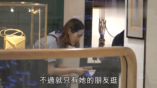 余文乐娶了什么神仙老婆！王棠云逛街完全不看奢侈品只顾跟儿子玩