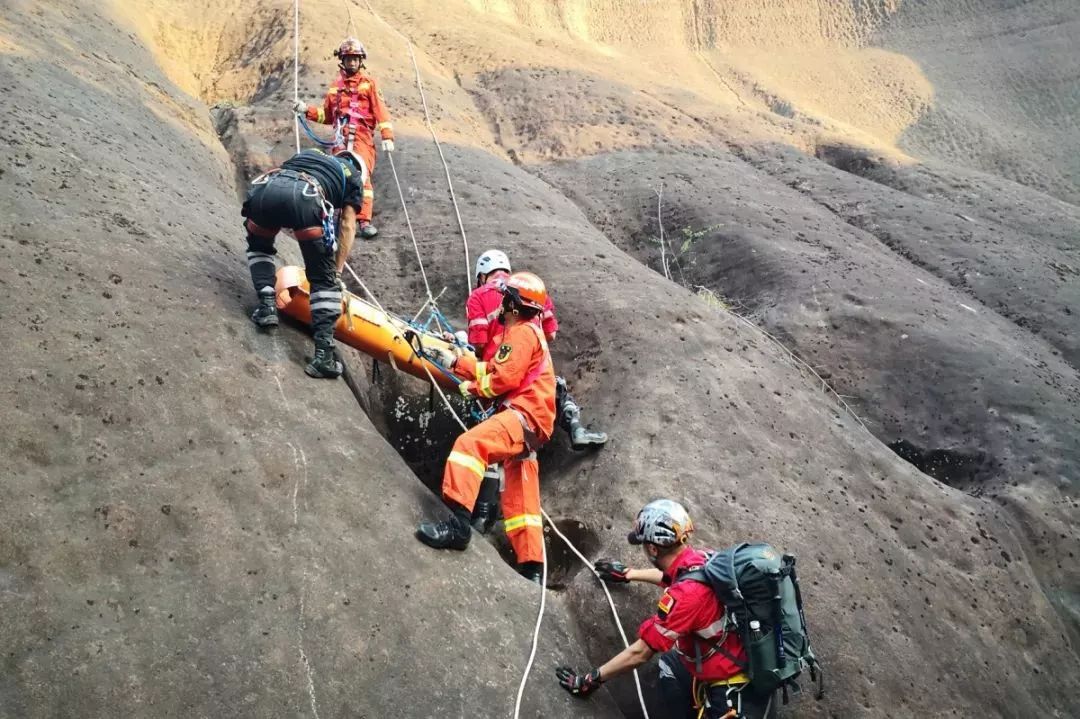 救援一线游客为捡无人机不慎坠崖消防山地救援索降60米联合施救