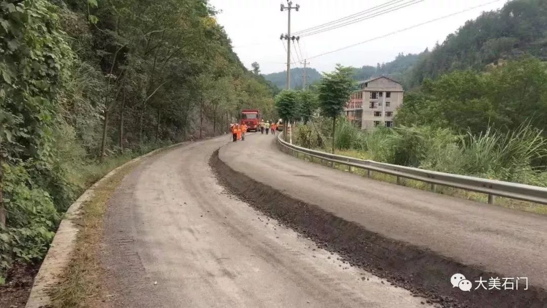 据了解,该工程路段是一条东西走向的重要干线公路,是连接维新镇至磨