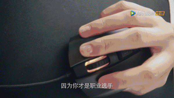 杨洋穿着乞丐服亮相机场，某个举动就暴露了他单身多年这个秘密