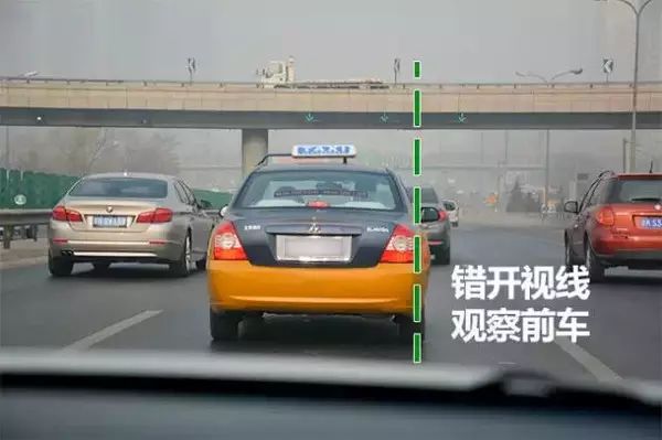 危险!信阳羊山新区一轿车"钻"进大货车底,现场惨烈