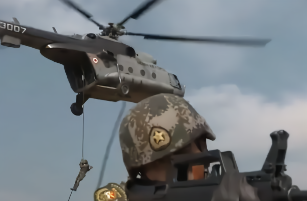 实拍中印陆军反恐联合训练！解放军登上印度直升机进行无保护索降