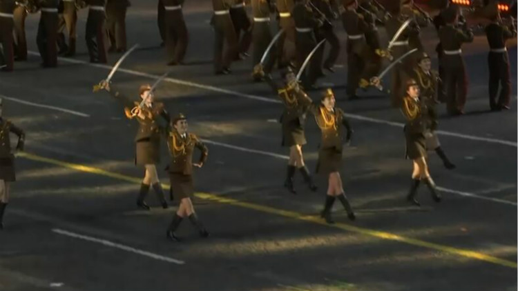 朝鲜军乐团亮相红场 女兵穿短裙持刀起舞引关注