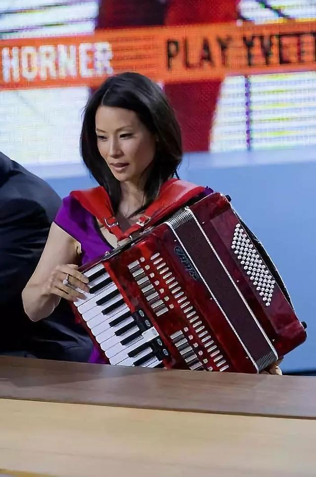 主持人问刘玉玲父母是哪里人,她说是来自北京和上海,三观好正