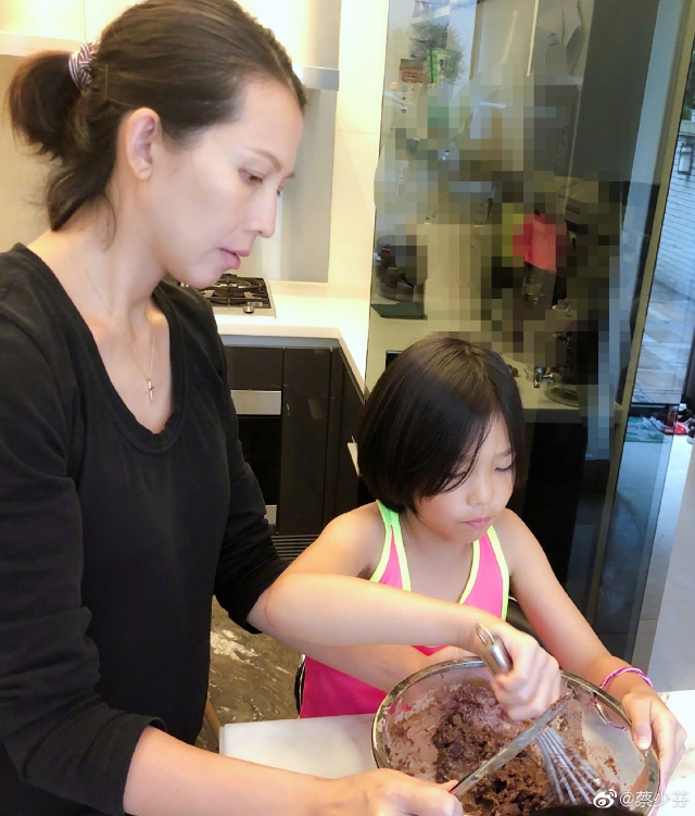 蔡少芬挺大孕肚接女儿放学，张晋全程护送贴心当司机