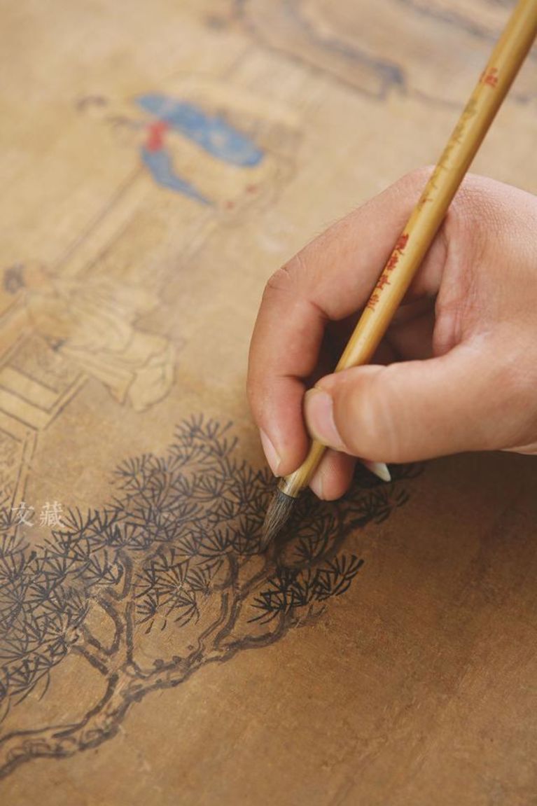 上海博物馆古画修复室:用毛笔将古画残缺的颜色补上。图片来源:视觉中国