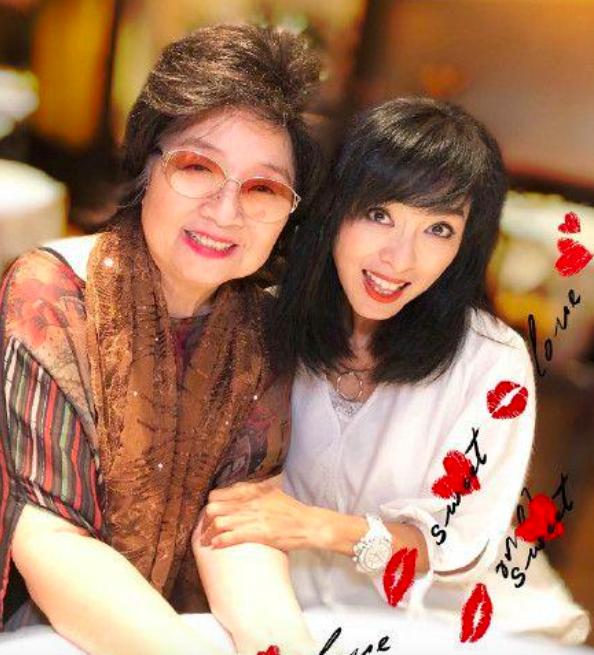 8月5日当天,香港女明星米雪分享了和徐小凤亲密的照片,现在徐小凤
