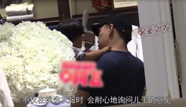 张雨绮带儿女与男友甜蜜逛街，张钱豪单手抱娃喂水超贴心