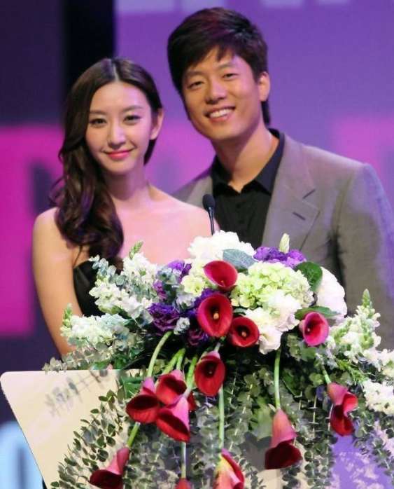 「一床情书」搞事情？唐一菲参加《妻子3》，前妻姚晨预定热搜？