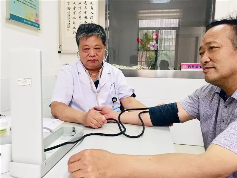 斜桥镇港埠社区医生陈建忠,40余年热心服务群众,守护居民健康.