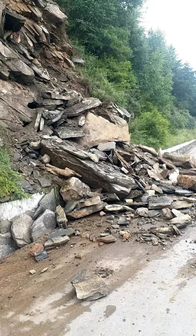 山西遭遇泥石流,落石塌方,多辆车被困!现场视频