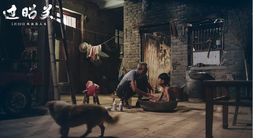 「不八卦会死星人」这个演员太传奇！一辈子只演一部戏，79岁入围金鸡影帝