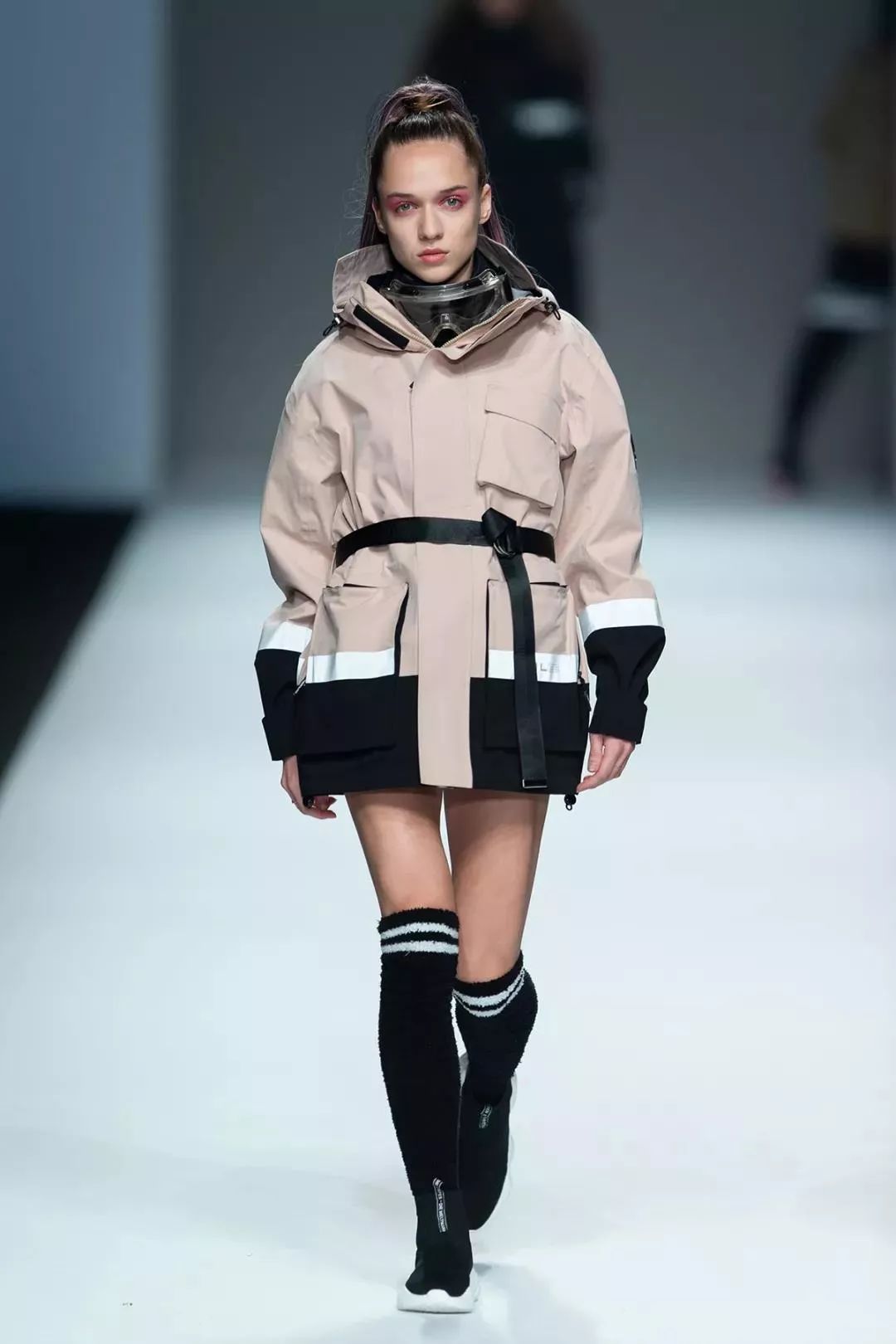 羽绒服怎样荡涤比拟繁难|荡涤羽绒服的三个方法 (羽绒服怎么洗能蓬松)