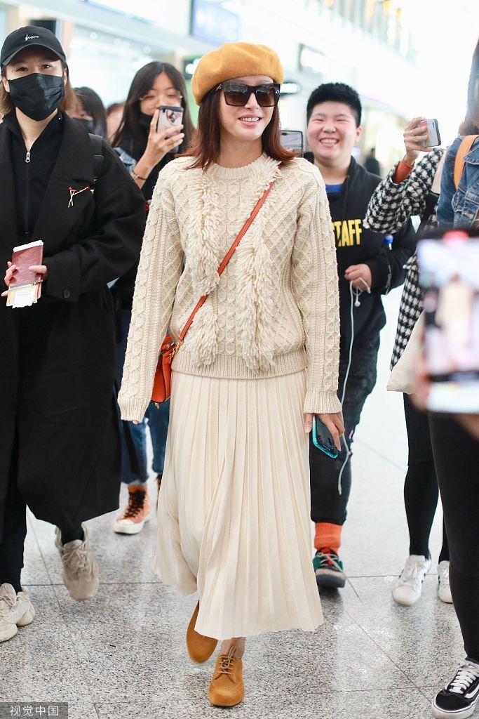 [娱乐星动]漂亮姐姐！秦岚戴贝雷帽浅笑超甜 毛衣搭半裙又美又仙