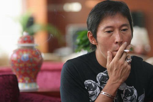 钮承泽性侵丑闻风波后爆肥现身，挺酒肚做鬼脸心情放松