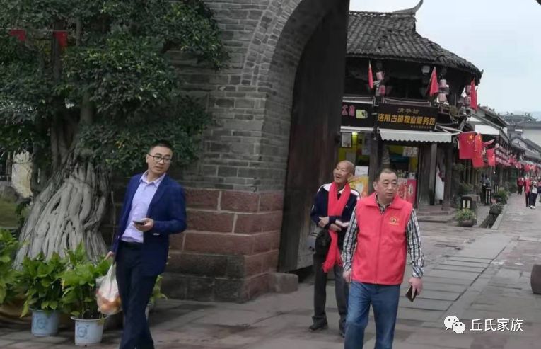 热烈欢迎印尼华侨丘(邱)氏宗亲来成都恳亲问祖__凤凰网