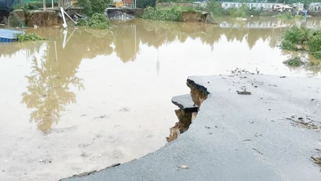 郑州暴雨后，一处路面塌陷1600平米