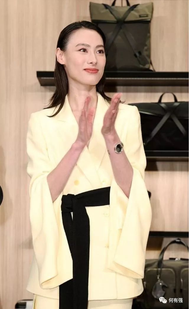 梁洛施31岁更加有气质感，身穿白色西服look套装，减龄又时髦