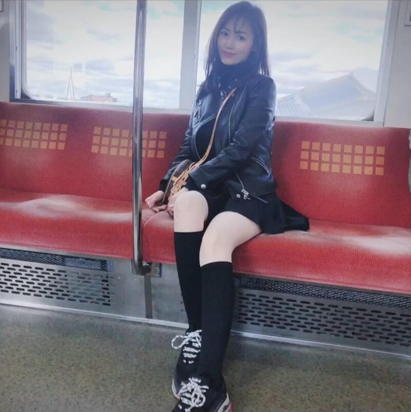 马蓉再去日本散心，地铁站拍照大秀美腿（组图） - 5