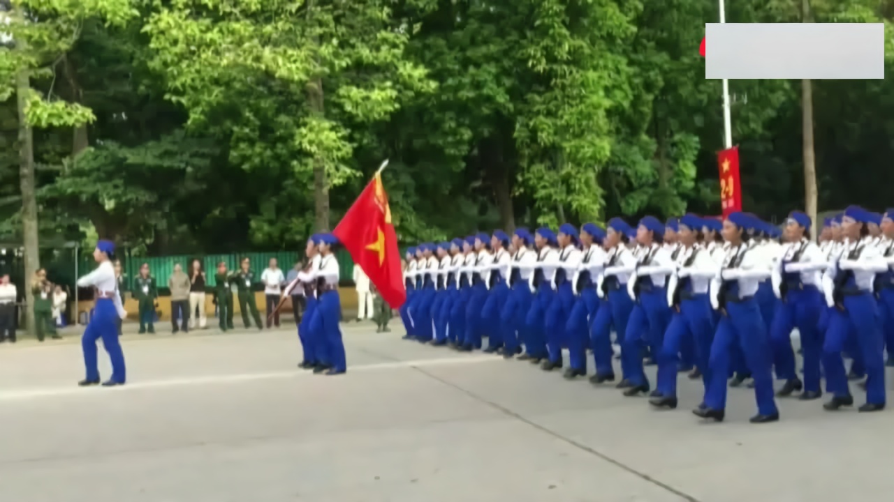 越南大阅兵:女兵方队模仿中国式正步,让人眼前一亮,很惊艳