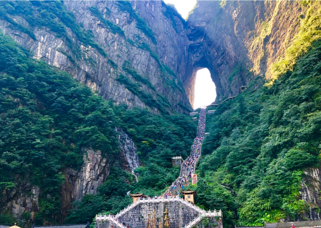 张家界森林公园 大峡谷玻璃桥 黄龙洞 天门山(玻璃栈道)——五日游