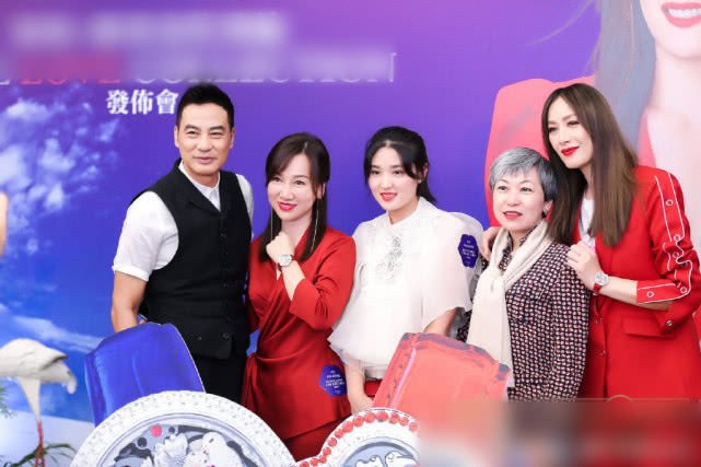 不想用伤口博同情？任达华陪老婆出席活动，合照故意藏起右手