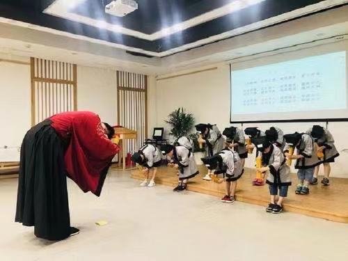 第二是拜师礼,古代都是拜的孔子,现在则是拜自己的老师,然后老师回礼