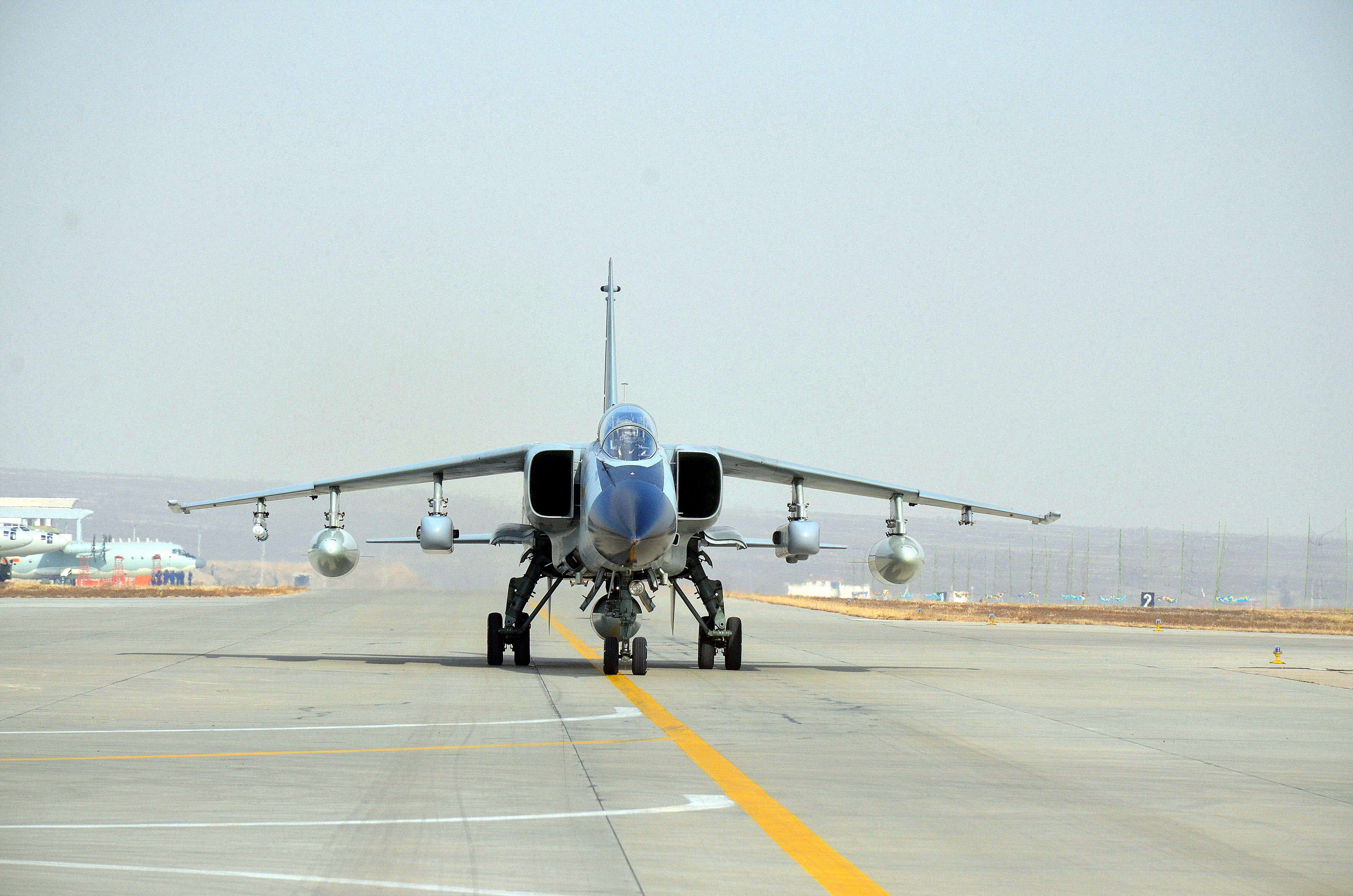 J-10战斗机可以吊打鹰狮战斗机_性能