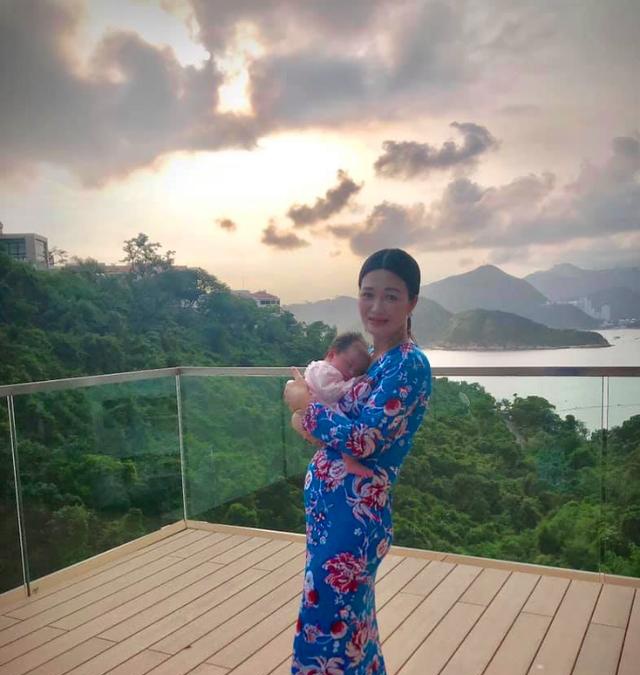 陈少霞与63岁富豪老公提前庆生，三胎女儿呆萌出镜模样可爱