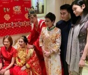 她身上的标签终于从超模变成了豪门阔太，这算是如愿以偿吗？
