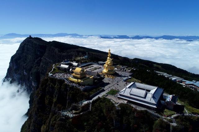 峨眉山主峰金顶海拔3079米,这里山高云低,景色壮丽,游客可在摄身崖边