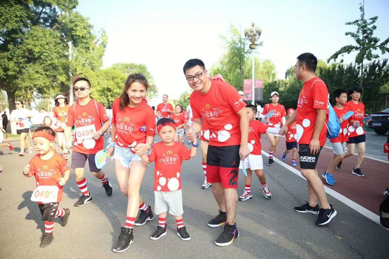 红白袜、亲子装，3000名跑者成都“为爱麦跑”